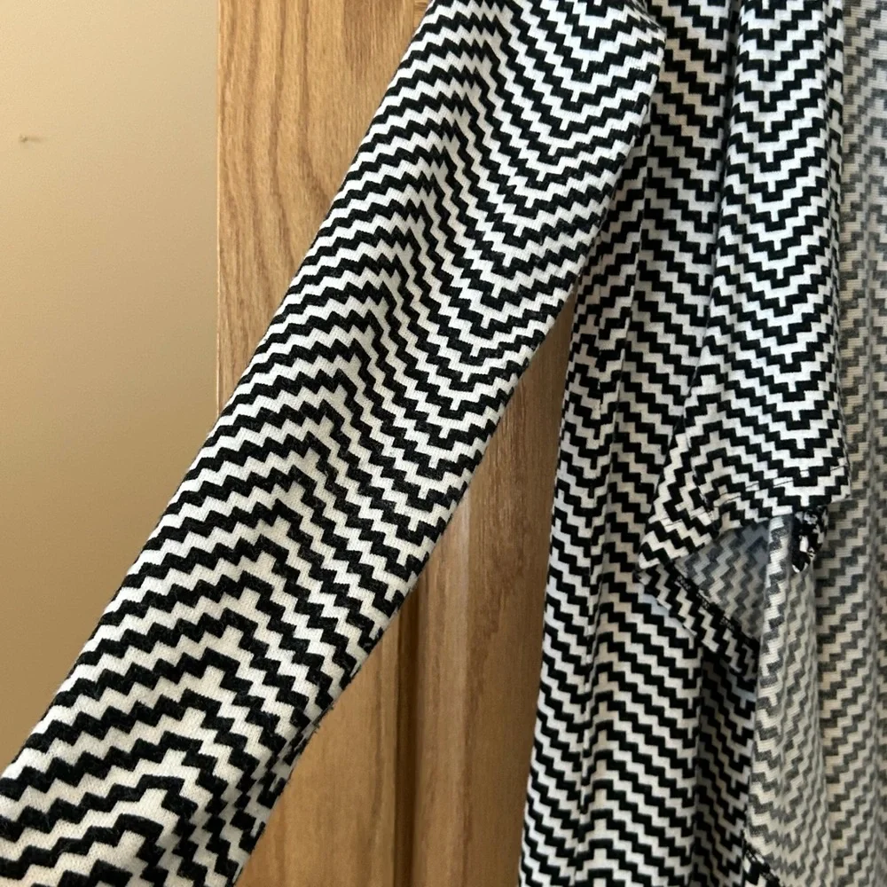 The Limited - Black and White One Button Wrap (Bobeau) Cardigan - Large - Picture 4 of 12